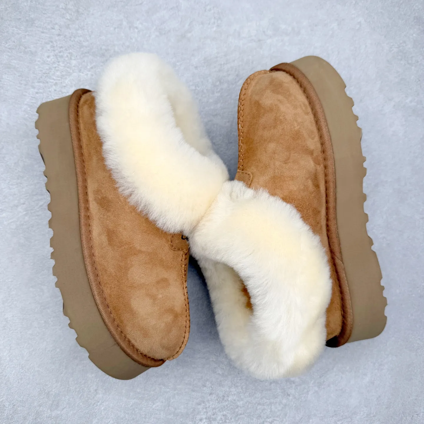Pick up locally 💰520 UGG 4810H Tatsu special thick-soled autumn and winter sheep fur integrated snow boots. All shoes are made of ZP same factory. Longfeng A-grade Australian imported sheep fur integrated brand OEM production line. Fully follow the ZP process. OEM original pattern maker. Adhering to the principle of no original shoes and no development selection. Pay attention to every detail. The most authentic version on the market TREADLITE "Light Wing" technology outsole Lightweight/durable/flexible/pile size: 35 36 37 38 39 40 Coding: by2936070